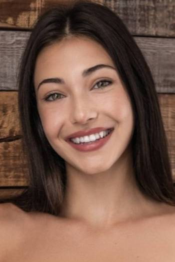 Alexsandria Ralev as Jeanie in Risqué