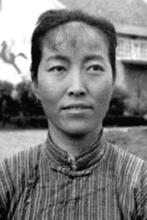 Shiming Zhi as Aijin Mi in The Witch Who Becomes a Doctor
