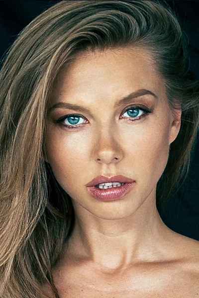 Julia Lanski as Aminah in Visage