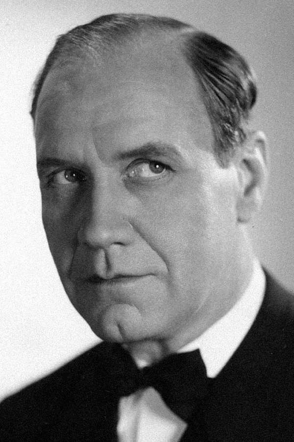 Gösta Cederlund as Höglund in Han glömde henne aldrig