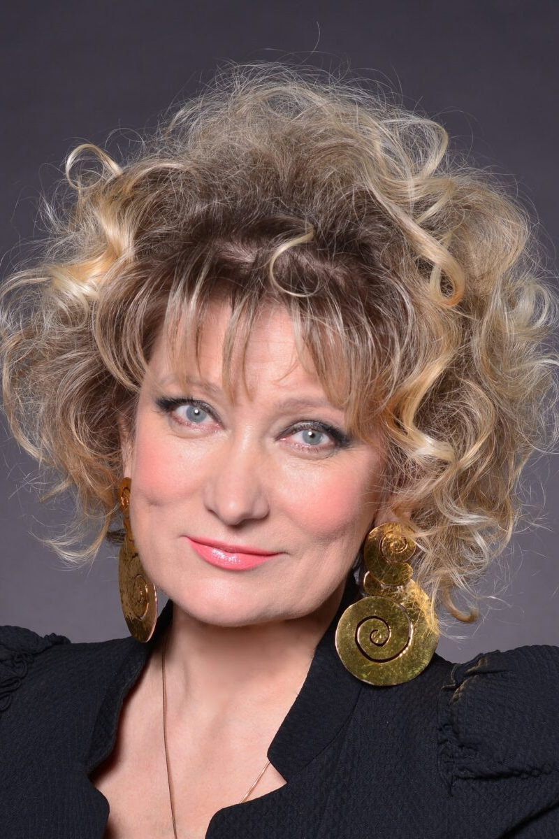 Ольга Хохлова as Aunt Valya in The Shards of the Crystal Slipper
