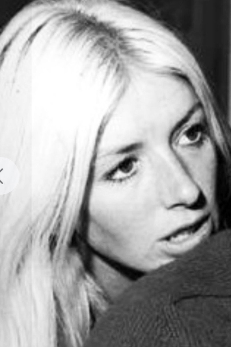 Elena Sédova as Julia in El amor infiel