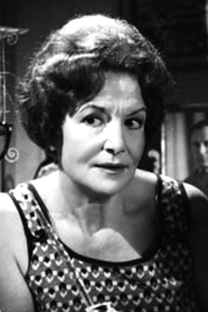 María Luisa Robledo as Doña Milagros Ramoneda - viuda de Perales in Rosaura at 10 O'Clock