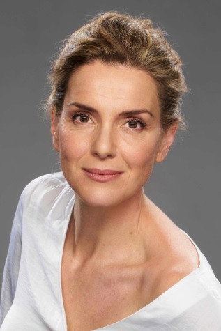 Eva Martín as Cruz in La promesa