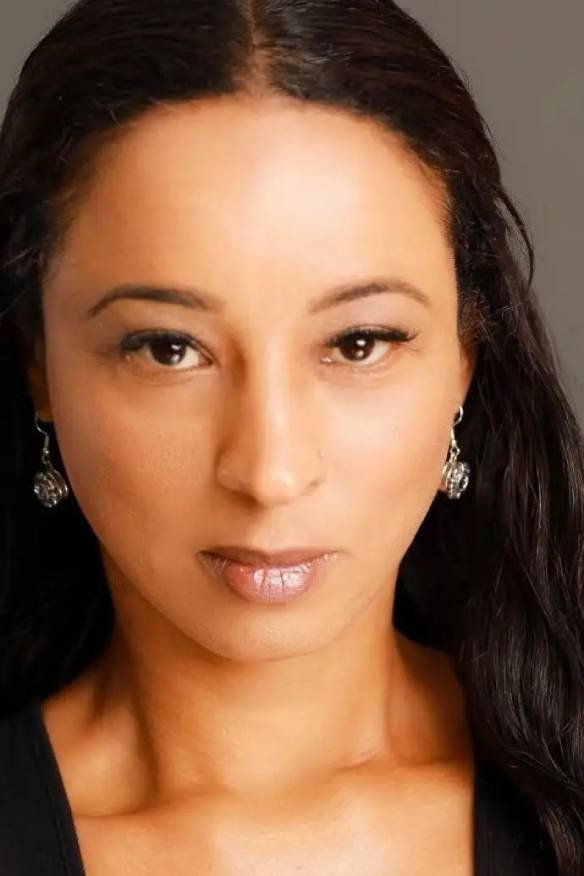 Eliane Reis as Valentina in STZ