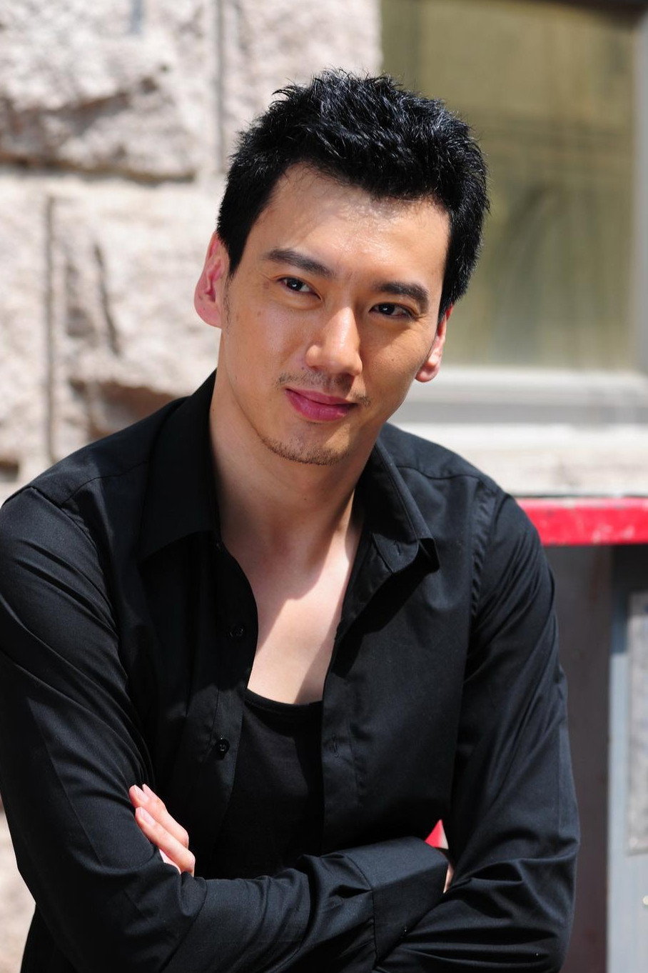Kun Wang as 石桥 in 怖偶惊情