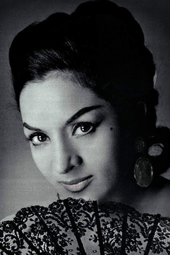 Lola Flores as Cora Benamejí in El balcón de la Luna