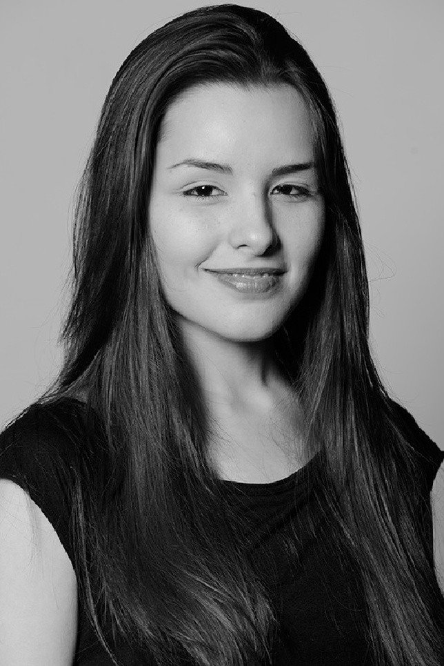 Giovanna Moreira as Isa in Ardentia