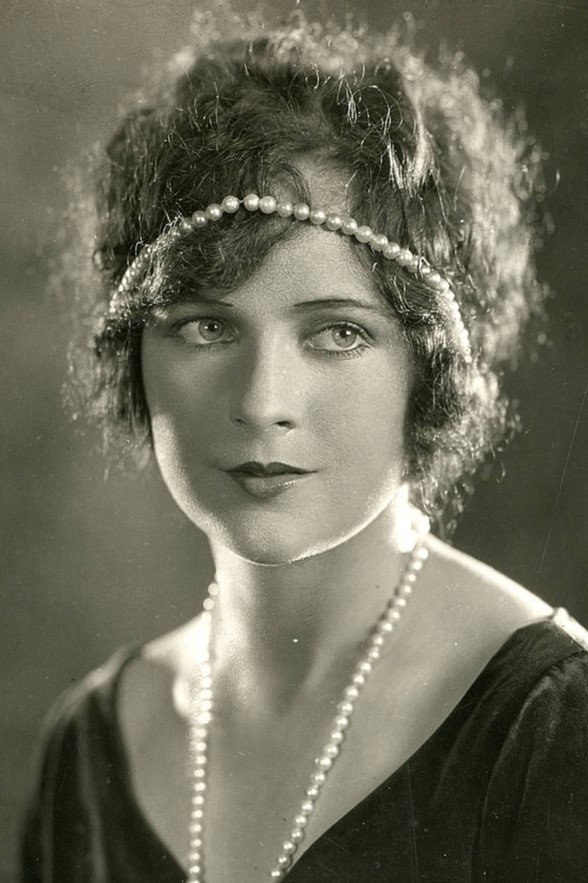 Jacqueline Logan as Kitty Gray in Dynamite Smith