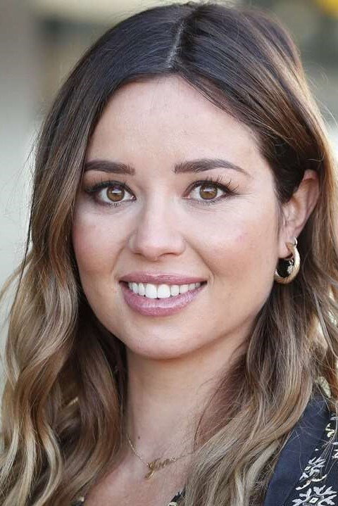 Dafne Fernández as Nieves Lobo in Tierra de lobos