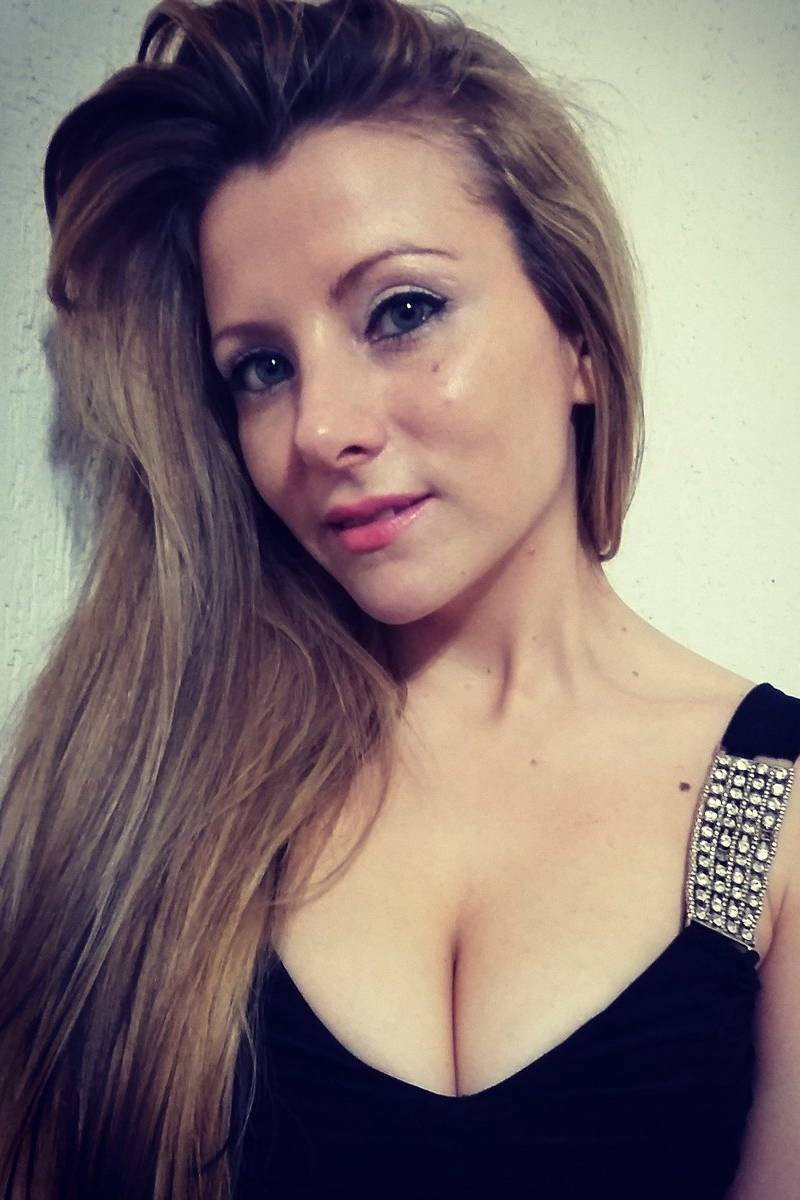Mercedes Regina as Esposa ("El perrito") / Condesa ("Llegamos...") / Sonámbula in El sexo me da risa 2