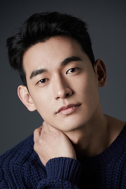 정석원 as Director Jung Yi Gun in Mr. Baek