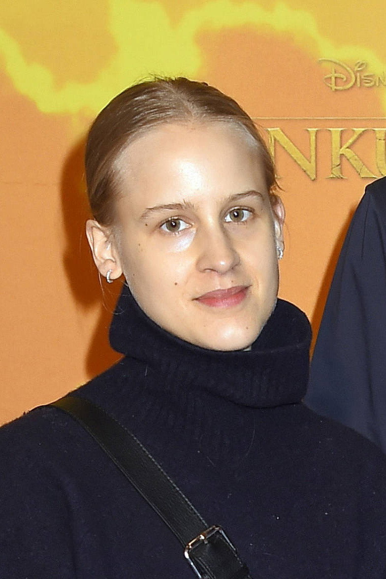 Josefine Rheborg as Öland in Skitsamma