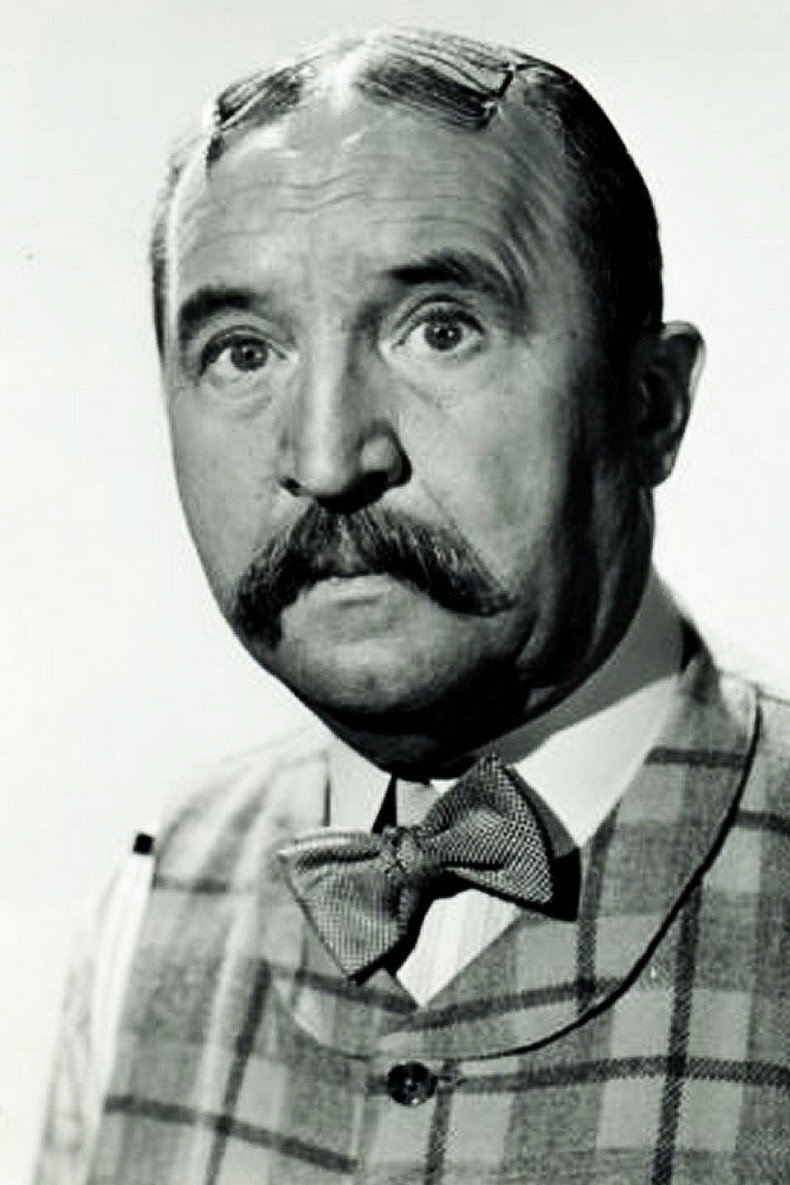 Frank Orth as Augustus T. Goodman in Tell It to a Star