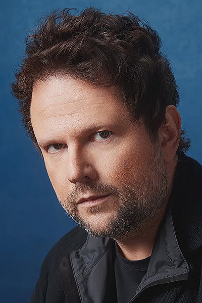 Selton Mello as Dr. Caio Barone in Sessão de Terapia
