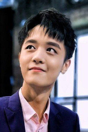 董博文 as Fang Qiangqiang in Little Red Flowers