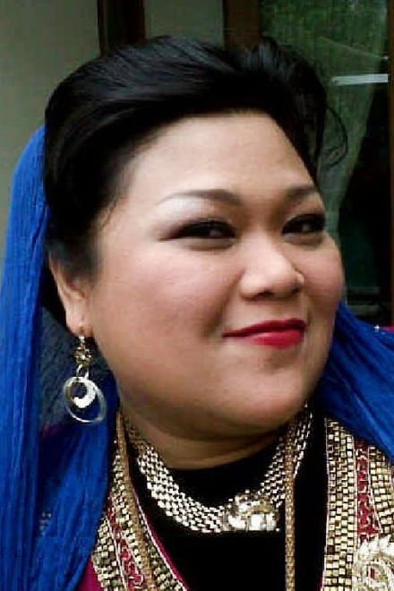 Emmie Lemu as Donna in Cewe Matrepolis