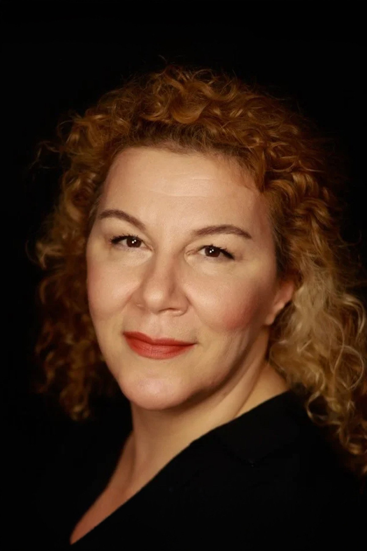 Elif Ongan as Öznur in Legend