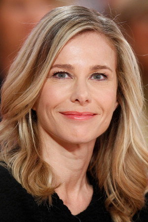 Pascale Arbillot as Isabelle in Merci, les enfants vont bien !