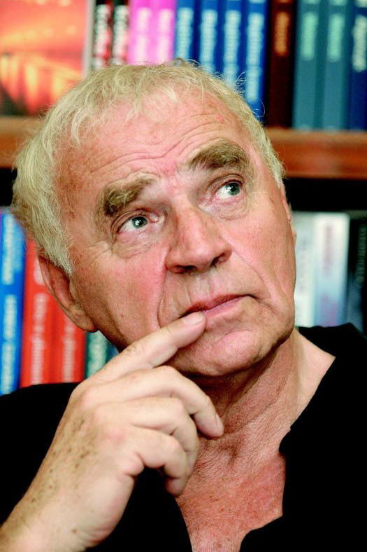 Janusz Głowacki as Self in Młynarski. Piosenka finałowa