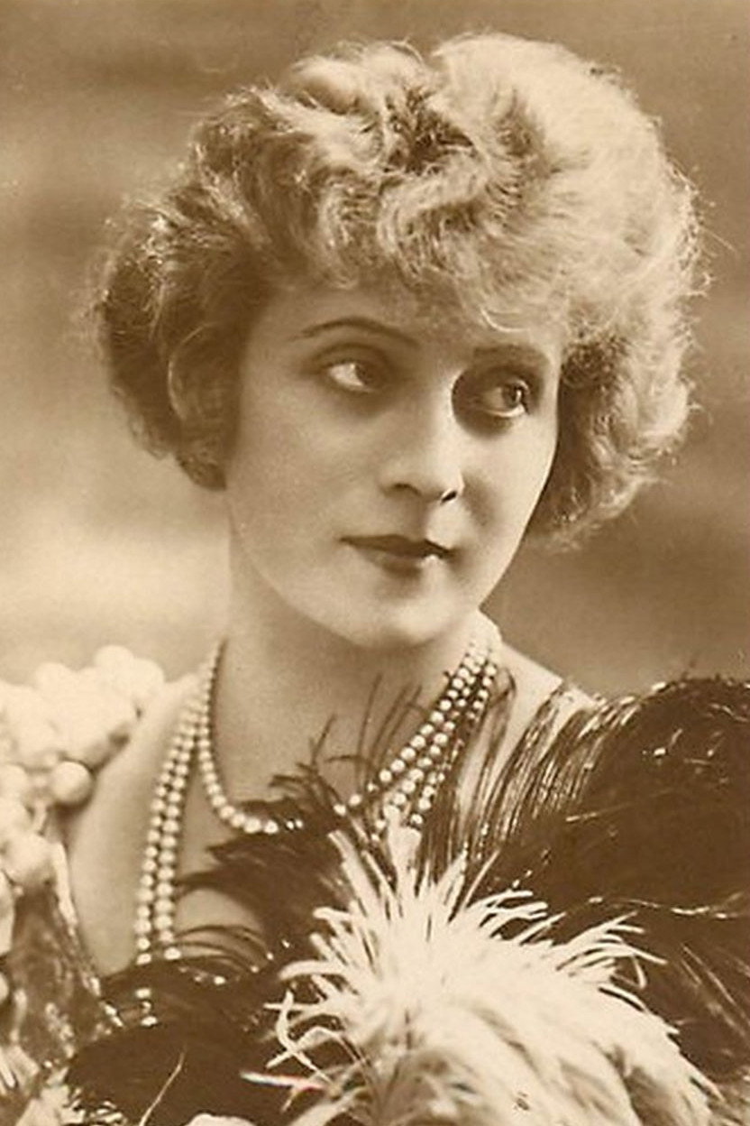 Claude France as Countess of Aibet in L'Autre aile