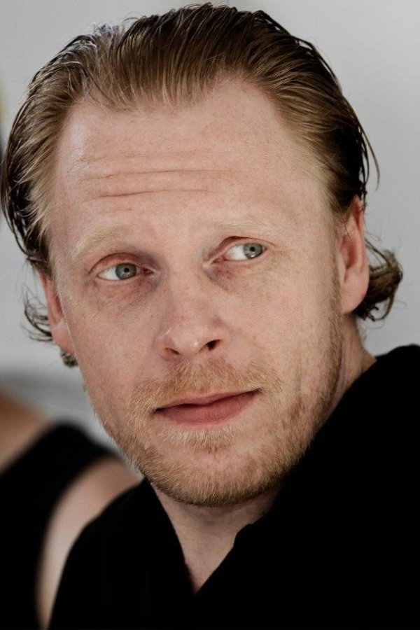 Kristian Høgh Jeppesen as Bo in Bag Glas