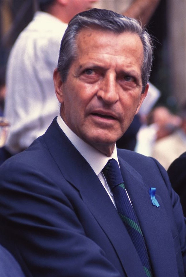 Adolfo Suárez as Self (archive footage) (uncredited) in To er mundo e... ¡mejó!