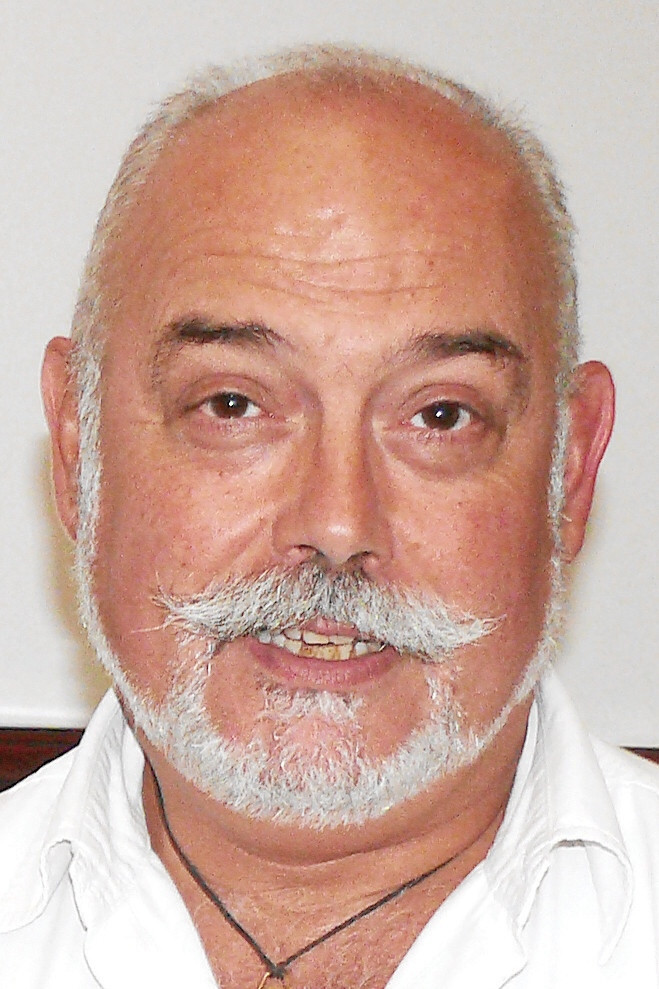 João de Carvalho as Priest in Cântico Final