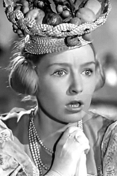 Тамара Сезеневская as Maryana, 2nd daughter in Cinderella