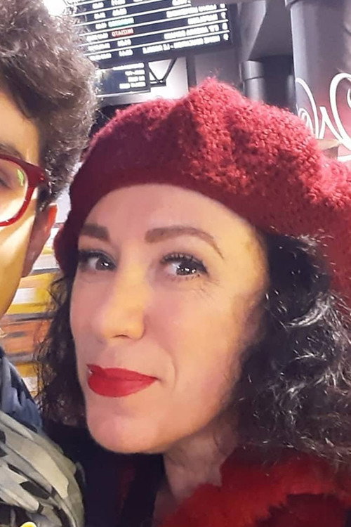 Laura Aluisi as Segretaria in Lo Scrivano