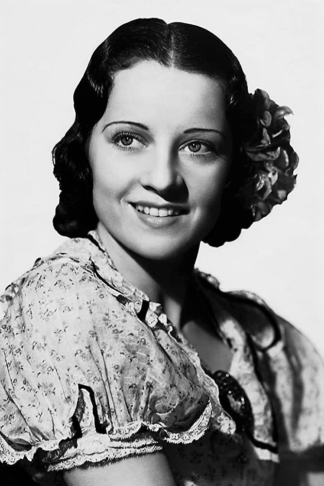 Luana Alcañiz as Isabel in Ama Rosa