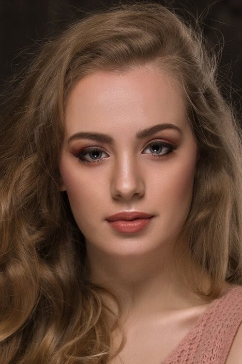 Wiktoria Gąsiewska as Ela Wołodyjowska in Kowalscy kontra Kowalscy