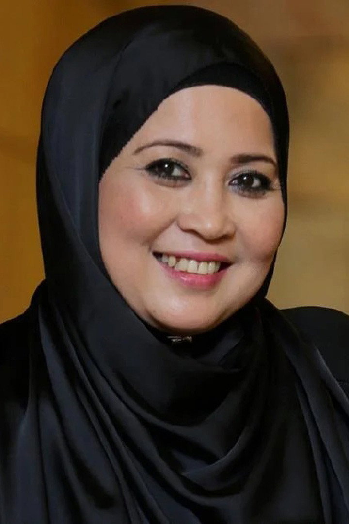 Kuna Muzani as Mak Leha in Raya Heist