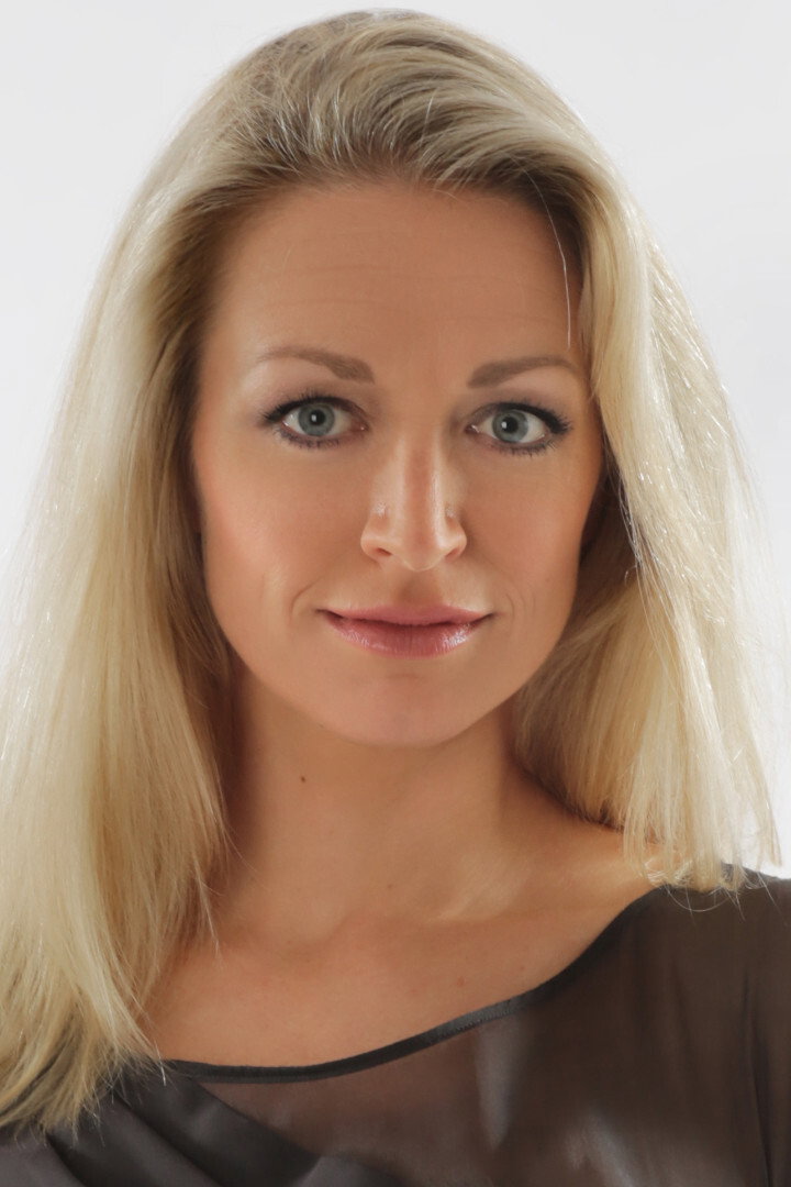 Elia Nichols as Prof.ssa Alison Tucker in Maggie & Bianca Fashion Friends