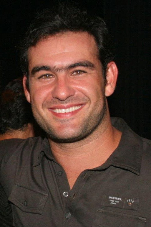 Thierry Figueira as Hugo Lopes in Vila Madalena