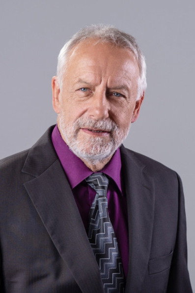 Ladislav Kolář as Otec Liesel in Skleněný pokoj