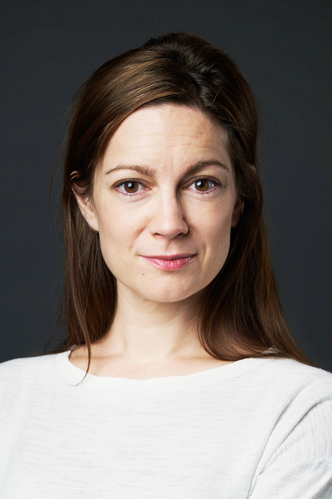 Emma Peters as Lola in Terese i kassan