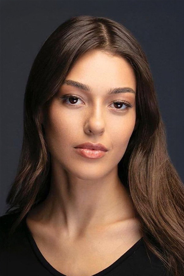 Dilan Çiçek Deniz as Su Ergüven in Crossroads