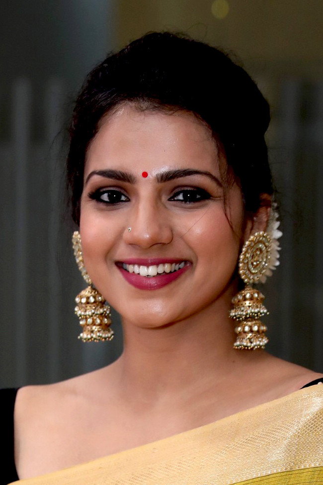 Sruthi Hariharan as Rani in Rhaatee