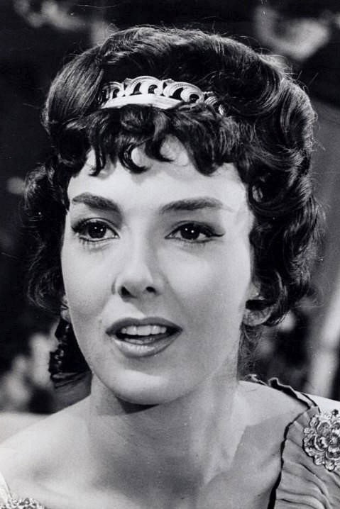 Anne Wakefield as Artemisa in The 300 Spartans