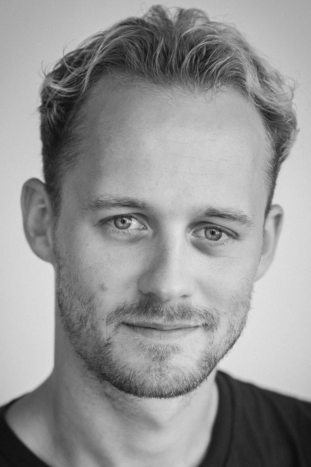 Fridtjof Stensæth Josefsen as Frisøren in Agent Tørr