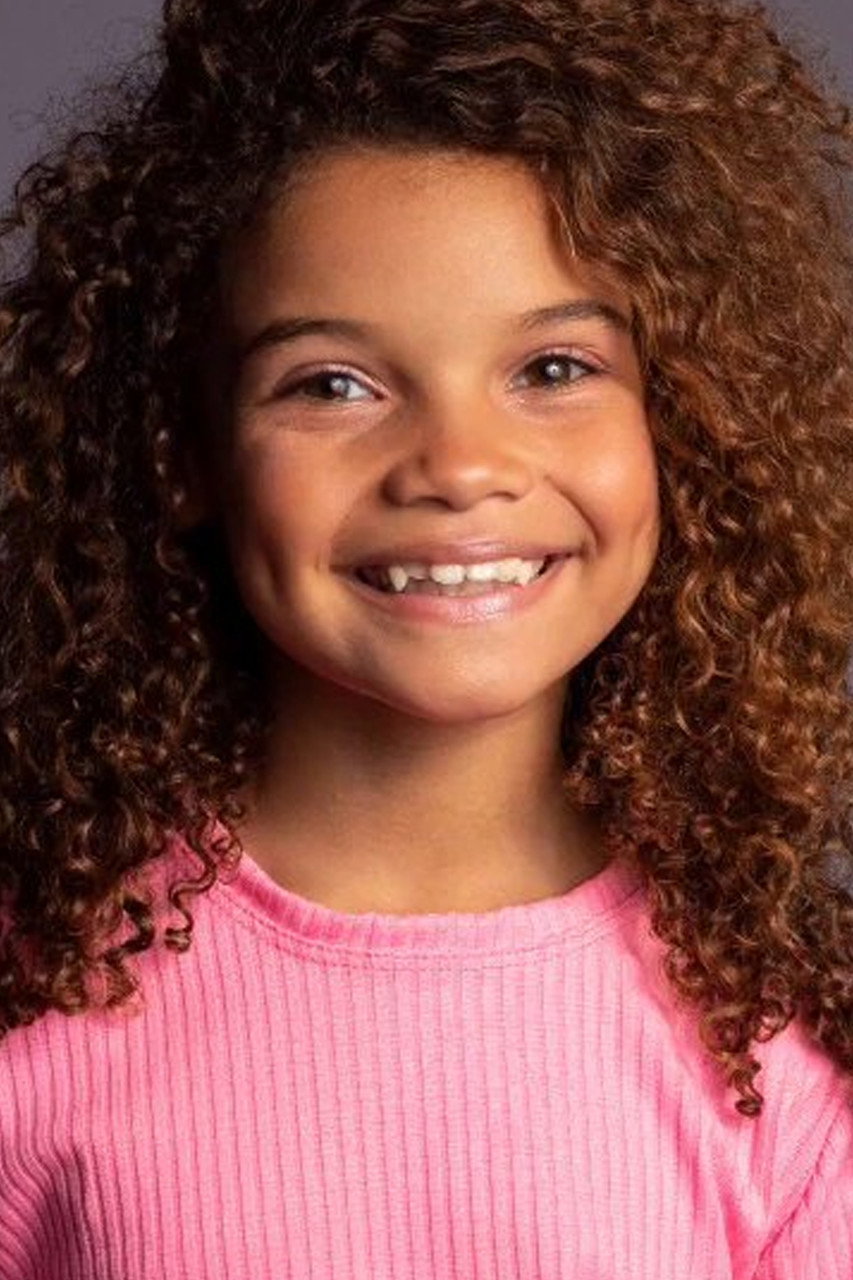 Valentina Pedro as Criança in Is it Christmas?