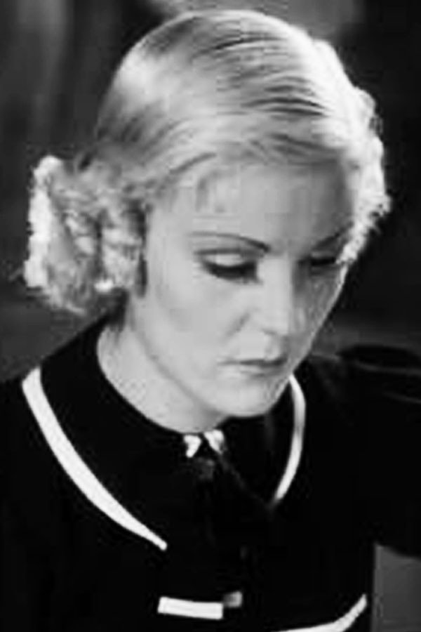 Amanda Varela as Lucía de Alvadores in La tía de Carlos