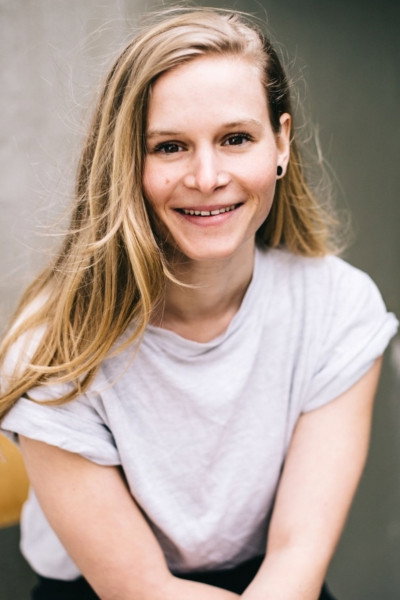 Anna Striesow as Laura in Zuhause