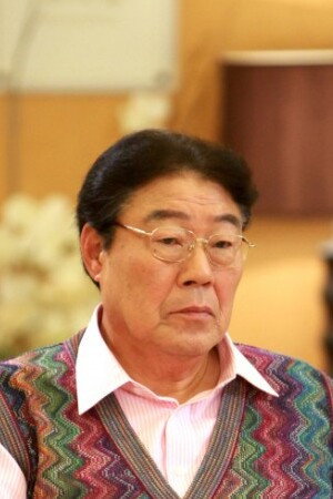 김성겸 as Yu Shin-woo in Guardian: The Lonely and Great God