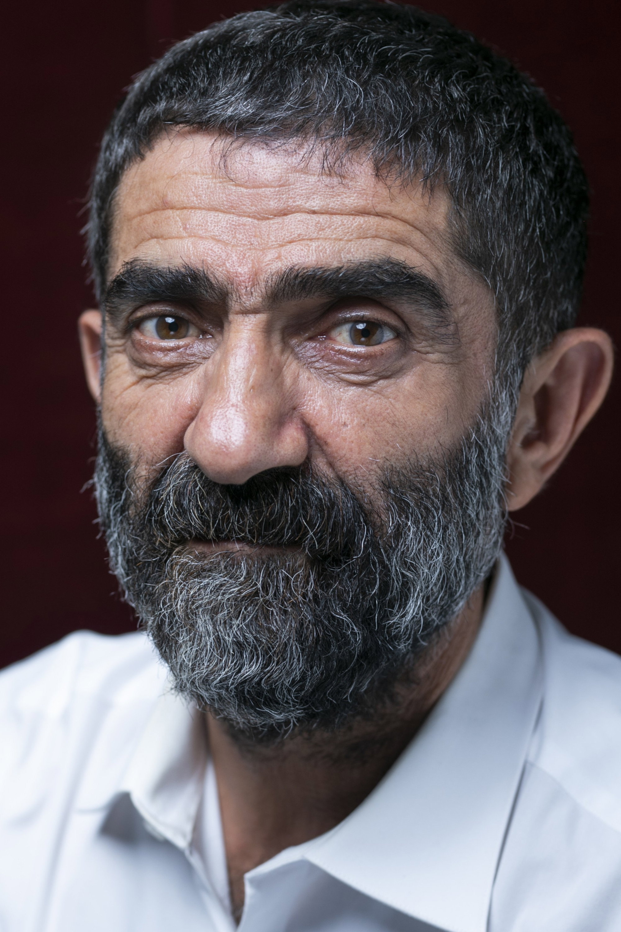 Ali Seçkiner Alıcı as Kurban Baba in Ben Bu Cihana Sığmazam