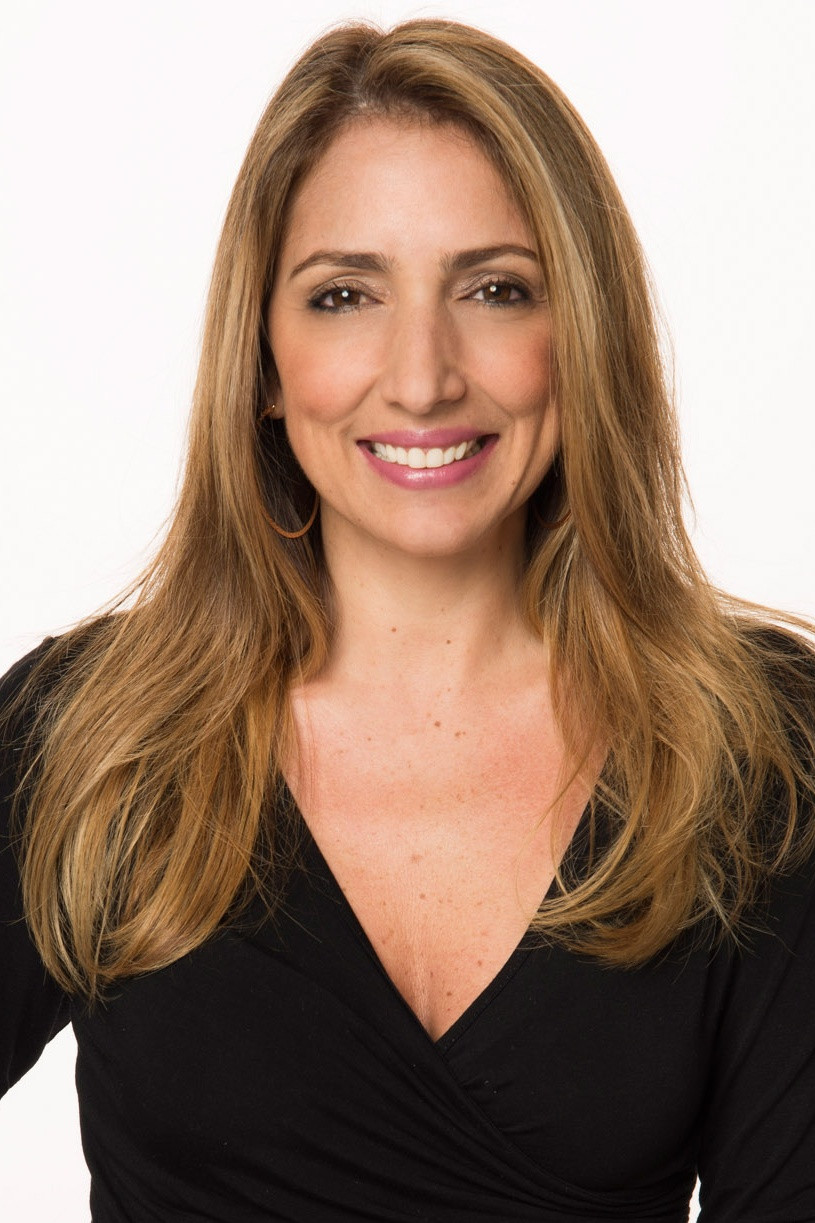 Flávia Garrafa as Isabel in The Honest Candidate