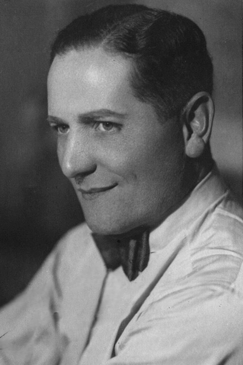 José Wedorn as Kammersänger West in Wrong Number, Miss
