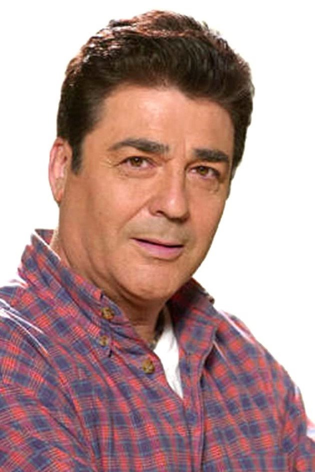 Máximo Valverde as Daniel Alonso in Una chica casi decente