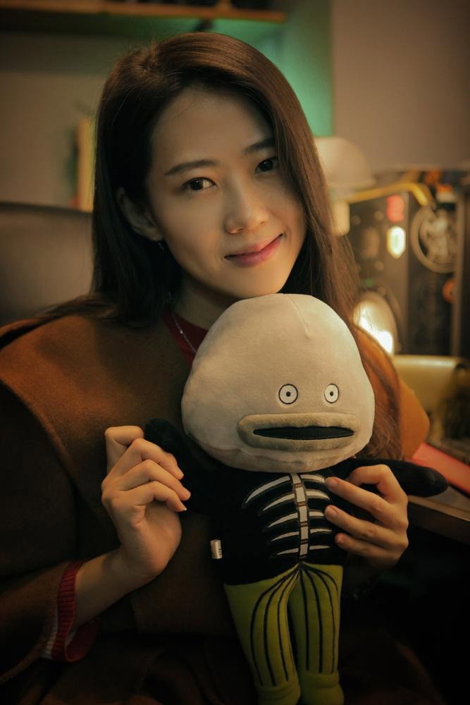 王秀月 as Broker in Sink or Swim